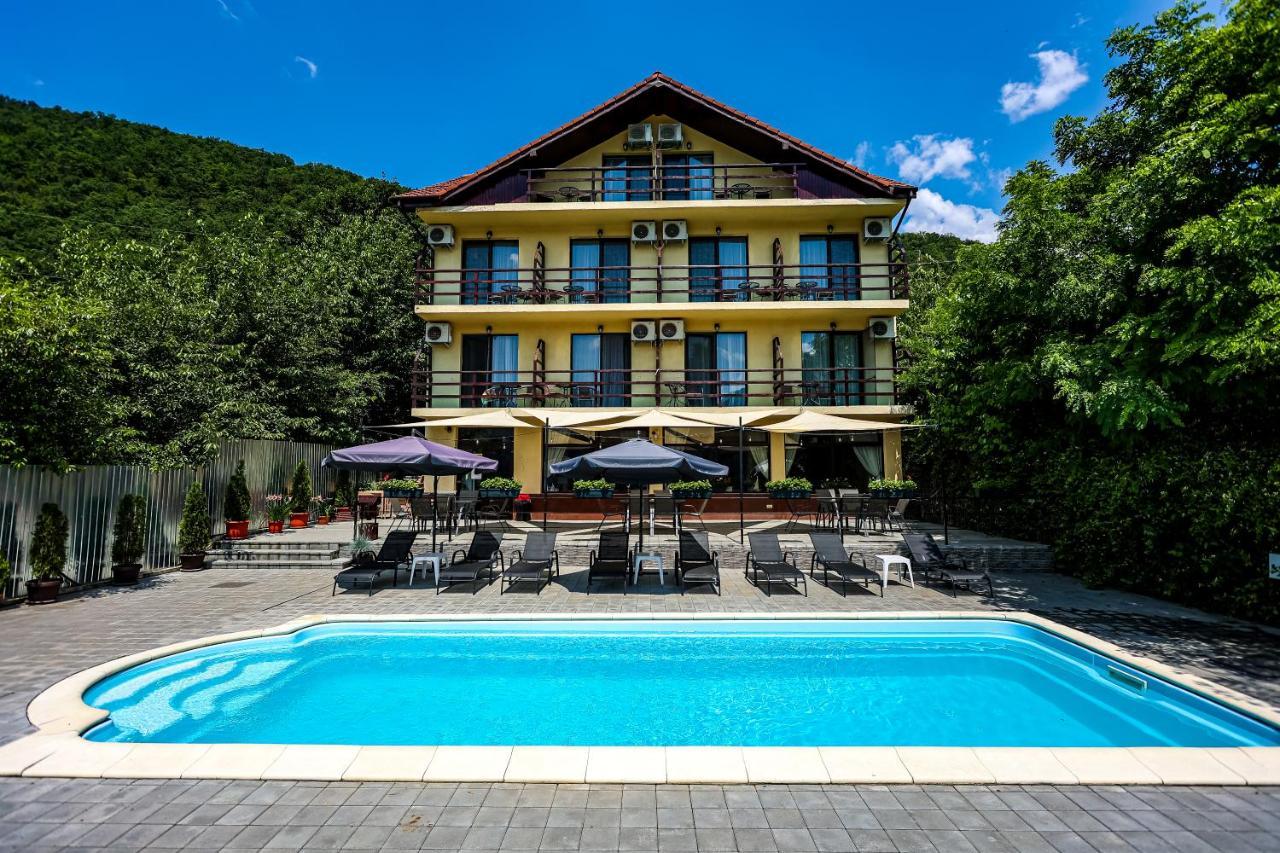 Pensiunea Celestin Ieşelniţa Exterior foto