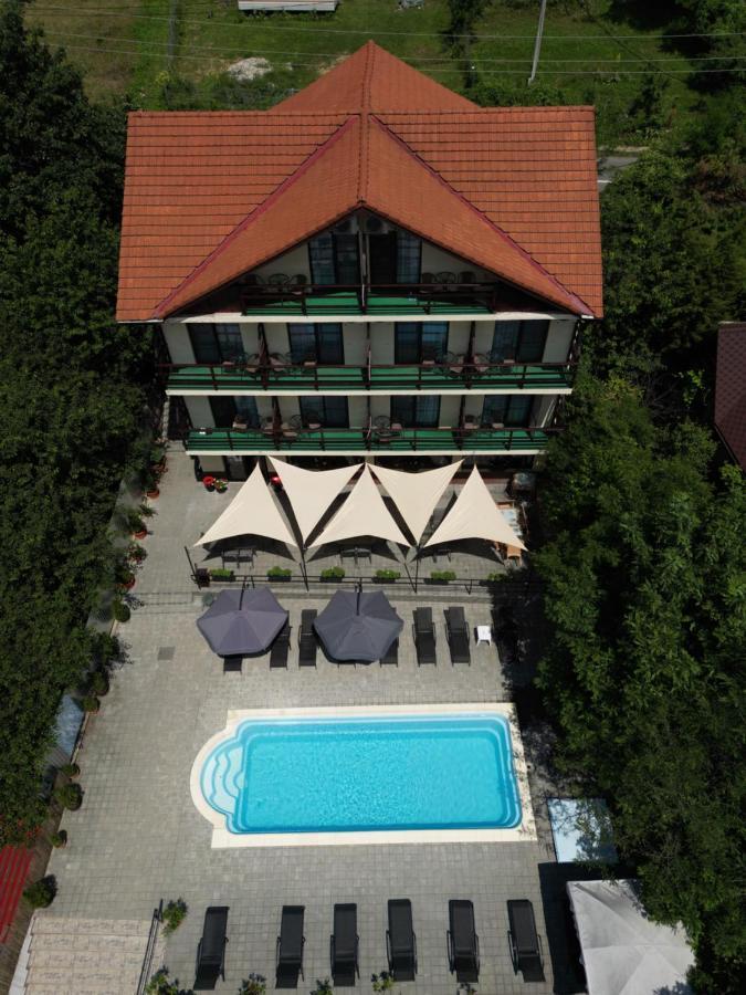 Pensiunea Celestin Ieşelniţa Exterior foto