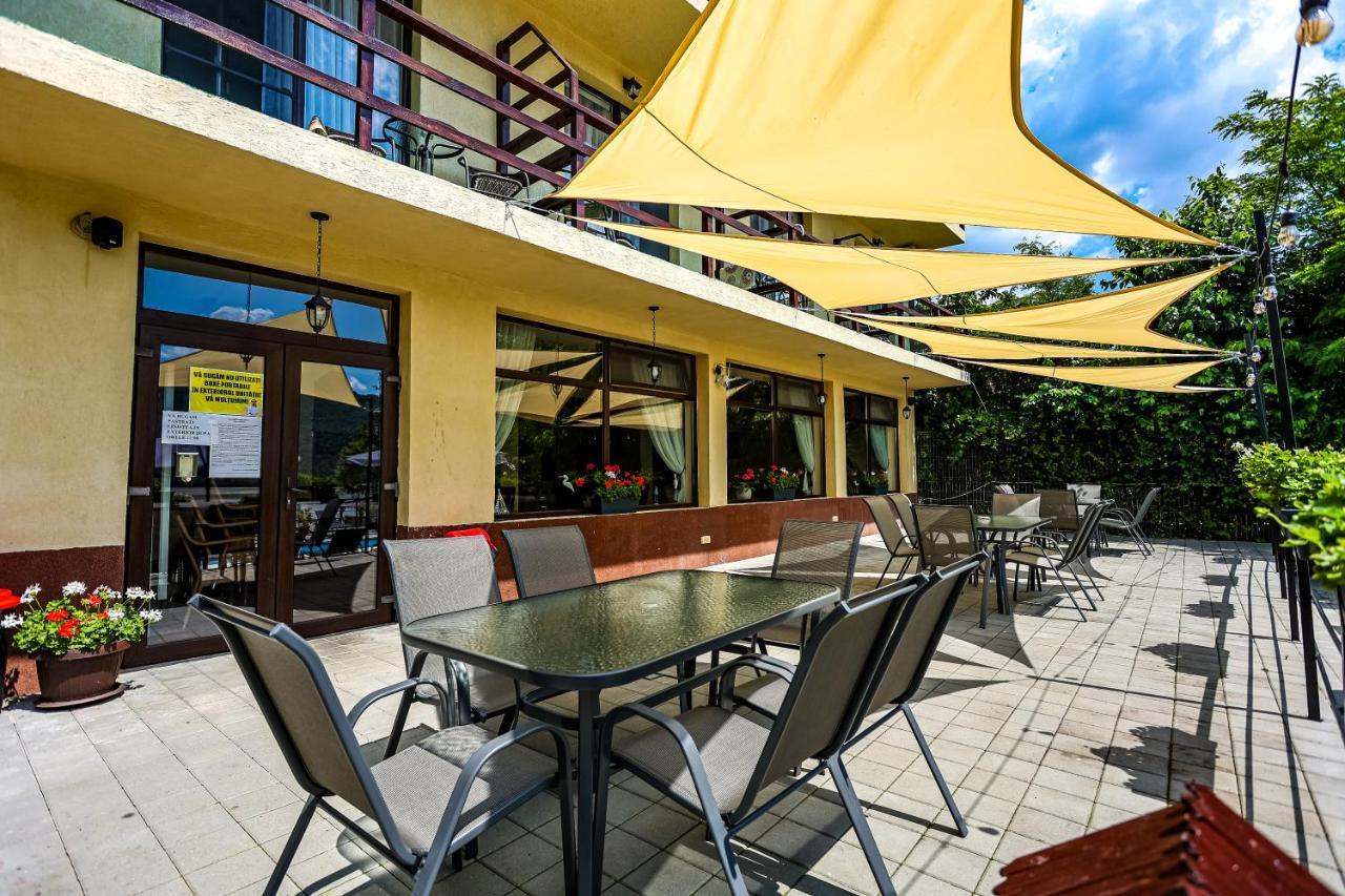 Pensiunea Celestin Ieşelniţa Exterior foto